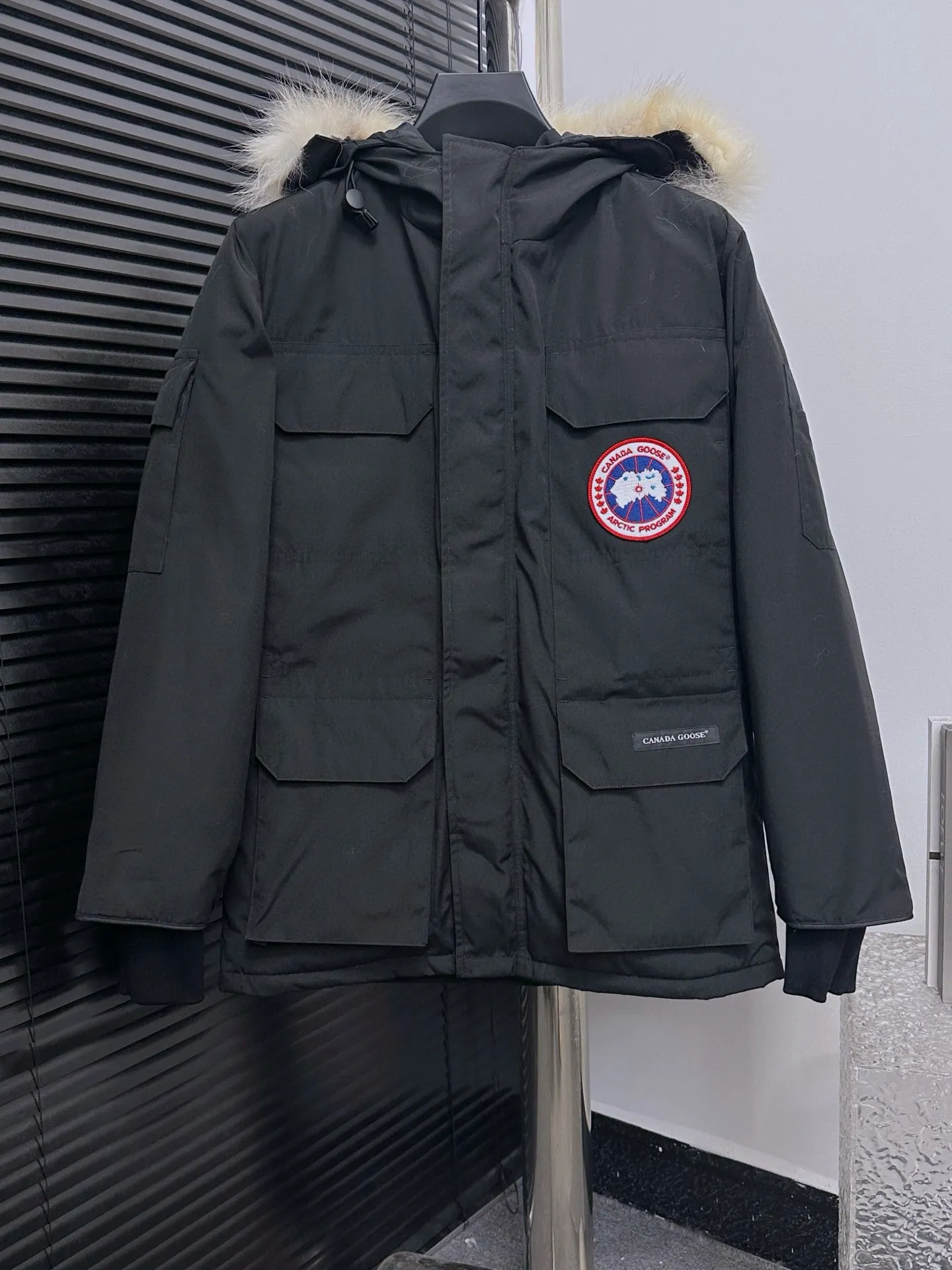 P780 top purchasing version black (wolf hair quality optional) 🇨🇦CANADA GOOES 24 new models 08/couple models Factory direct supply: supplying global purchasing agents, micro-businesses, entities, Tmall, high-end stalls and studio cooperation, free shipping! Canada Goose Expedition Parka 2008 is the same style for men and women. It is mid-length and the most timeless classic. All Arctic and Antarctic scientific expedition teams choose Canada Goose as their cold-proof equipment. It is the Rolls-Royce of down jackets. ➖ Industry-leading anti-counterfeiting chip sensing. ➖ Imported Behringer embroidery machines and customized embroidery labels, the highest level and industry leading. ➖ Imported Korean 21-count polyester-cotton blended original fabric, TC85 waterproof coated fabric, water-repellent, windproof and wear-resistant. ➖ The new national standard 80 white duck down is filled with an average of 520 grams of down. The amount of down filled is industry-leading. ➖ 100% nylon lining with double double-layer sealing design to prevent velvet running, and seamless thread design on the cuffs! ➖ Western Canadian Green Wolf Collar. ➖ Yoshida YKK provides original factory-customized electroplated sliders. YKK two-way lockable zippers are tight and smooth and do not peel off paint. ➖ 3M composite Velcro is durable and the accessories and hardware are all custom-made. Note: Our copywriting is only simple and clear. Instead of bragging about the copywriting, it is better to compare and understand with samples. Only for the purest goose, the most dedicated, the most professional, the highest quality, the highest cost performance!  Size:XS-XXL